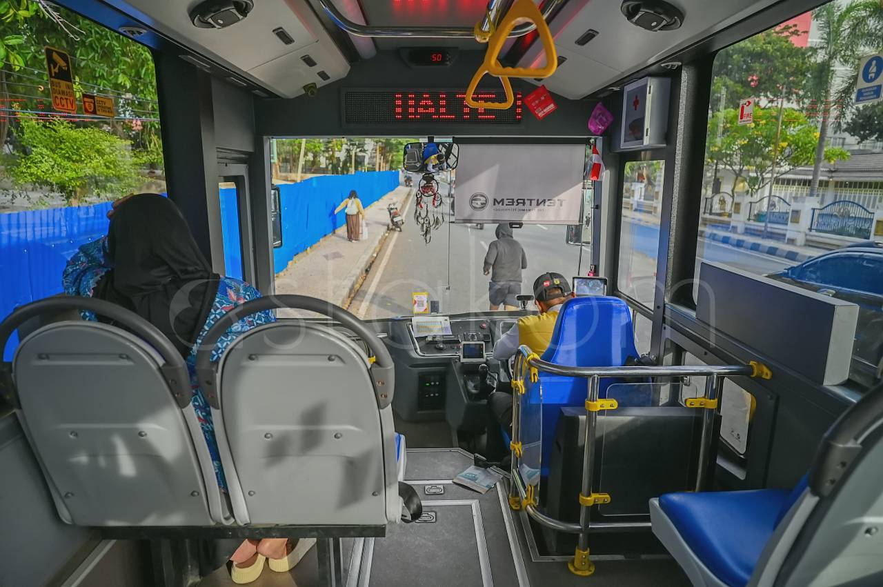 Warga saat menggunakan layanan bus TransPalu di koridor tiga.