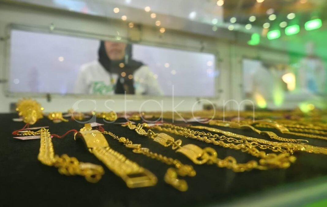 Transaksi perhiasan emas di Bazar Pegadaian Sulawesi Tengah