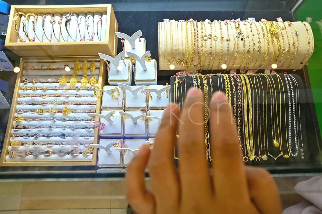 Transaksi perhiasan emas di Bazar Pegadaian Sulawesi Tengah