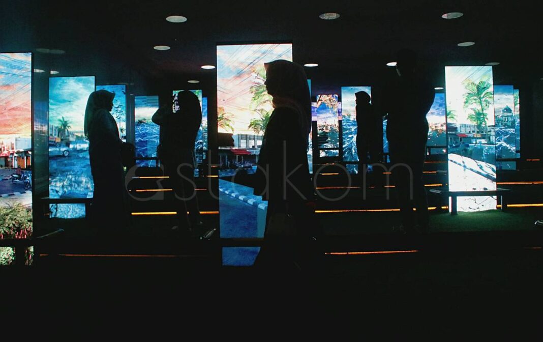 Pengunjung melihat koleksi peristiwa tsunami di Museum Tsunami Aceh Banda Aceh.