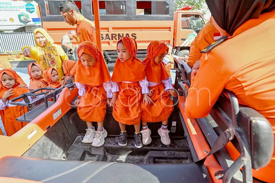 Anak TK antre naik perahu karet Basarnas Palu