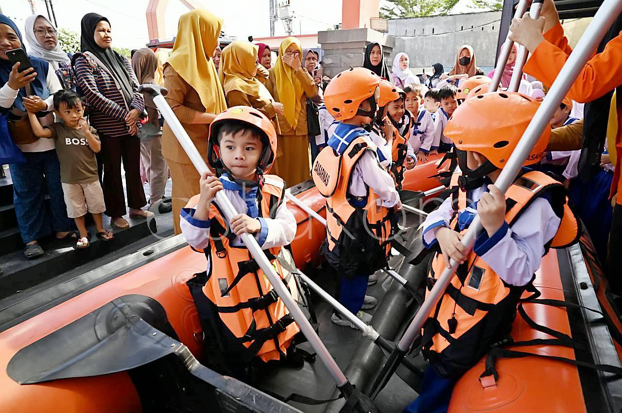 Anak TK antre naik perahu karet Basarnas Palu