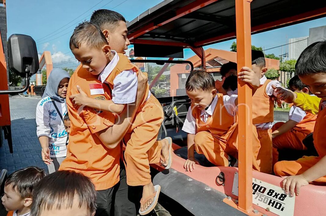 Anak TK antre naik perahu karet Basarnas Palu