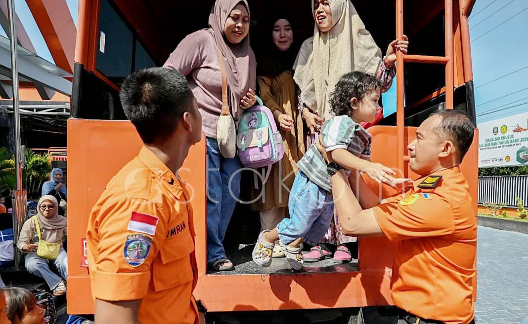 Anak TK antre naik perahu karet Basarnas Palu