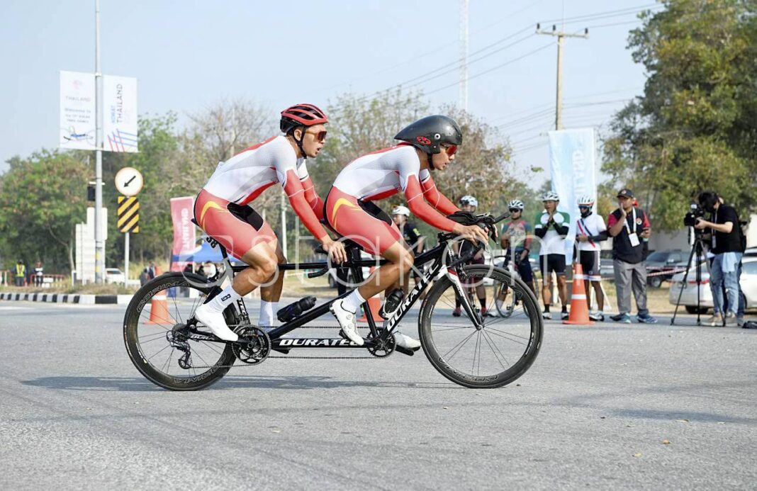 Aksi Nurfendi dan Mufti Fadilah di Road Cycling ASEAN Para Games 2025.