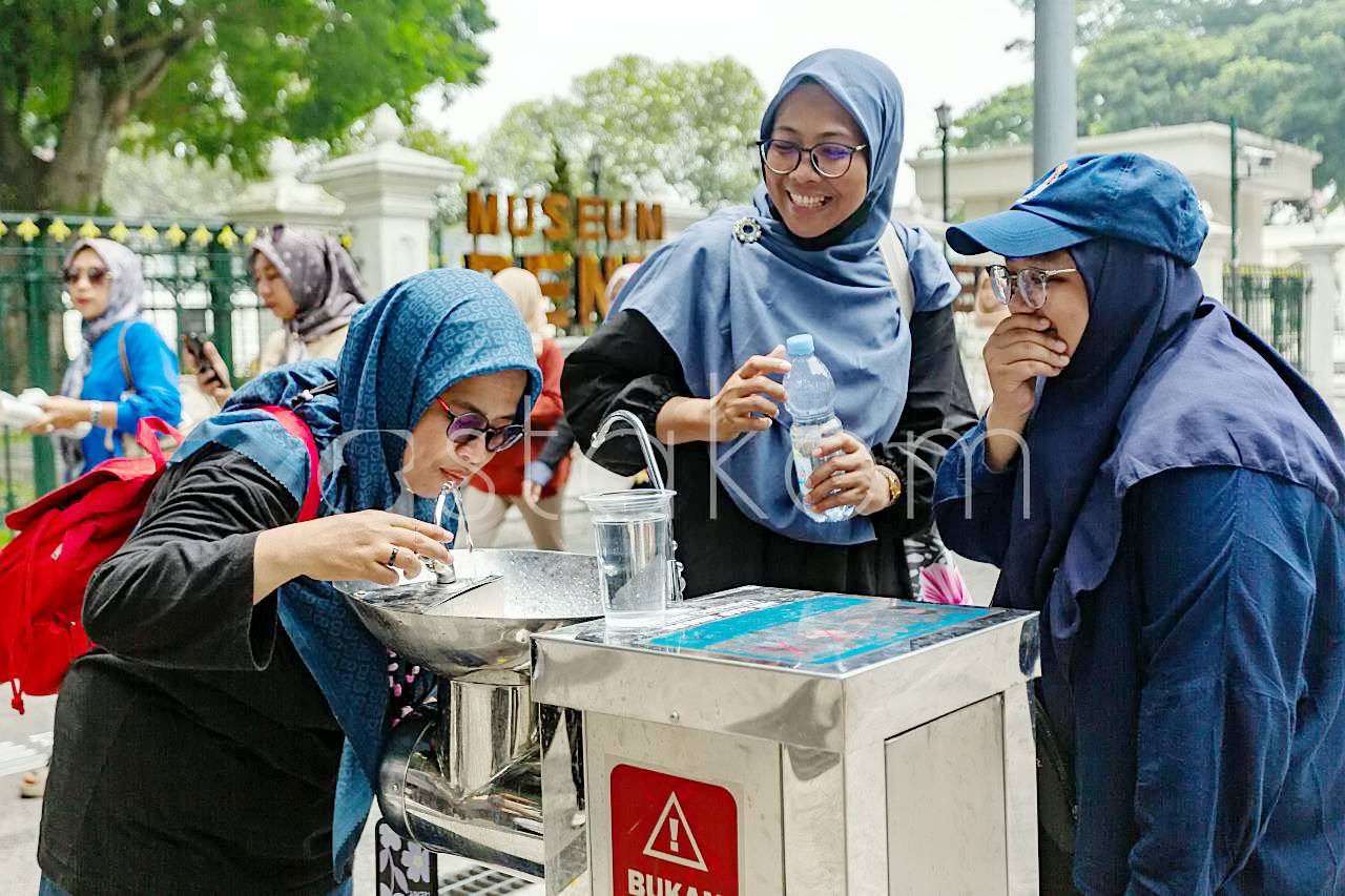 Wisatawan memanfaatkan fasilitas keran air siap minum gratis di Malioboro Yogyakarta