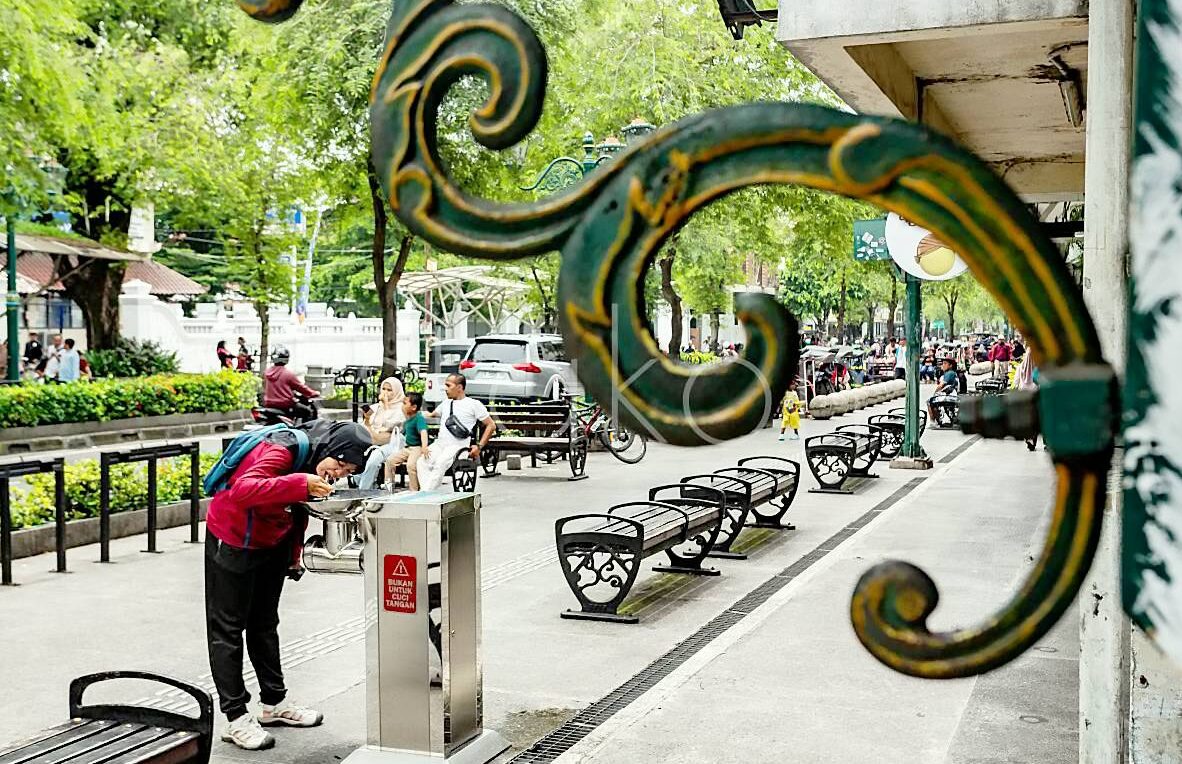 Wisatawan memanfaatkan fasilitas keran air siap minum gratis di Malioboro Yogyakarta
