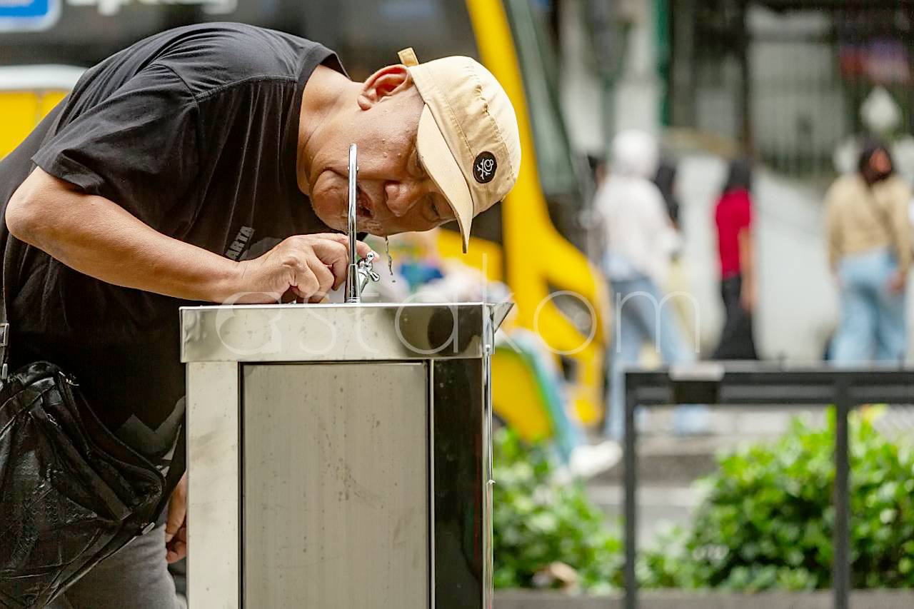 Wisatawan memanfaatkan fasilitas keran air siap minum gratis di Malioboro Yogyakarta