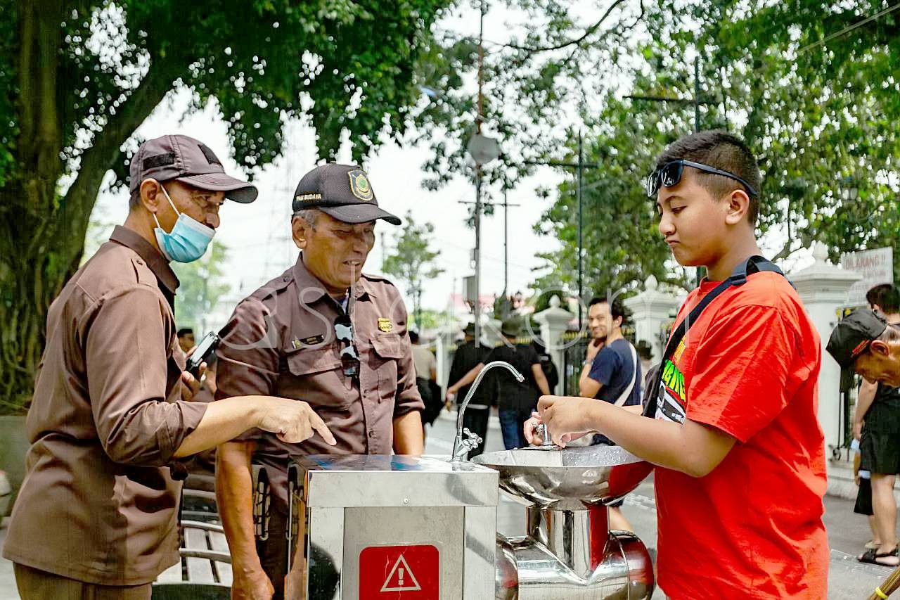 Wisatawan memanfaatkan fasilitas keran air siap minum gratis di Malioboro Yogyakarta