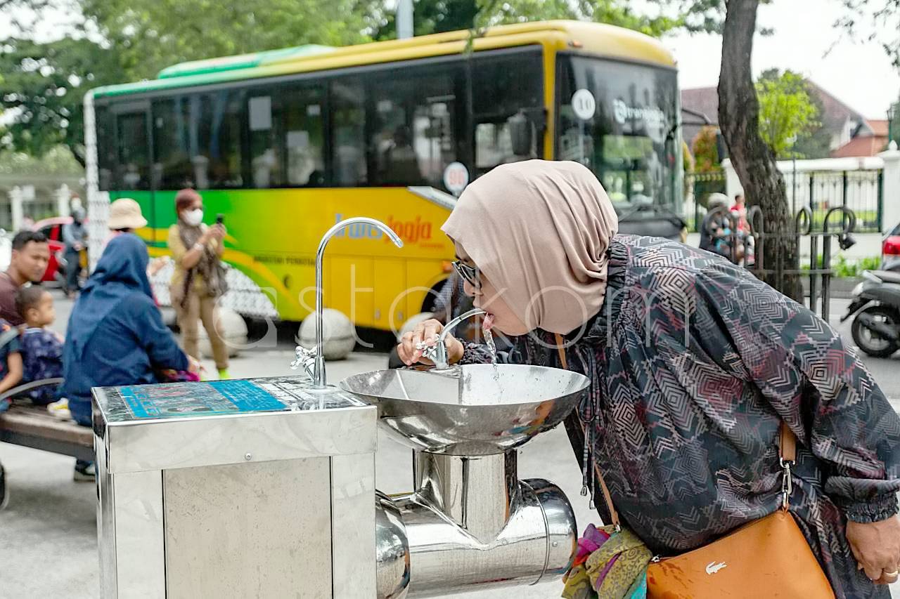 Wisatawan memanfaatkan fasilitas keran air siap minum gratis di Malioboro Yogyakarta