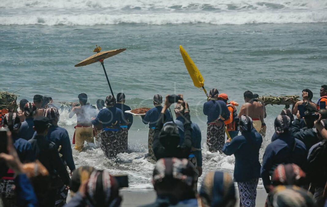 Abdi Dalem Keraton Yogyakarta membawa ubarampe Labuhan Ageng Dal di Pantai Parangkusumo.