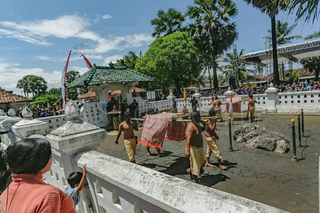 Abdi Dalem Keraton Yogyakarta membawa ubarampe Labuhan Ageng Dal di Pantai Parangkusumo.