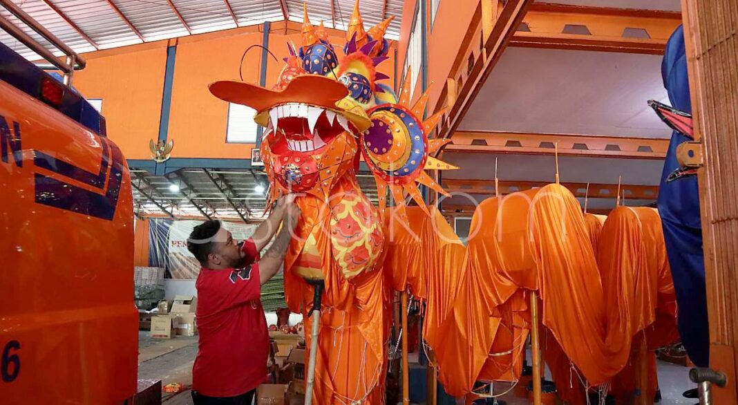 Pemasangan ratusan lampion Imlek di Jalan Suprapto Pontianak Kalimantan Barat