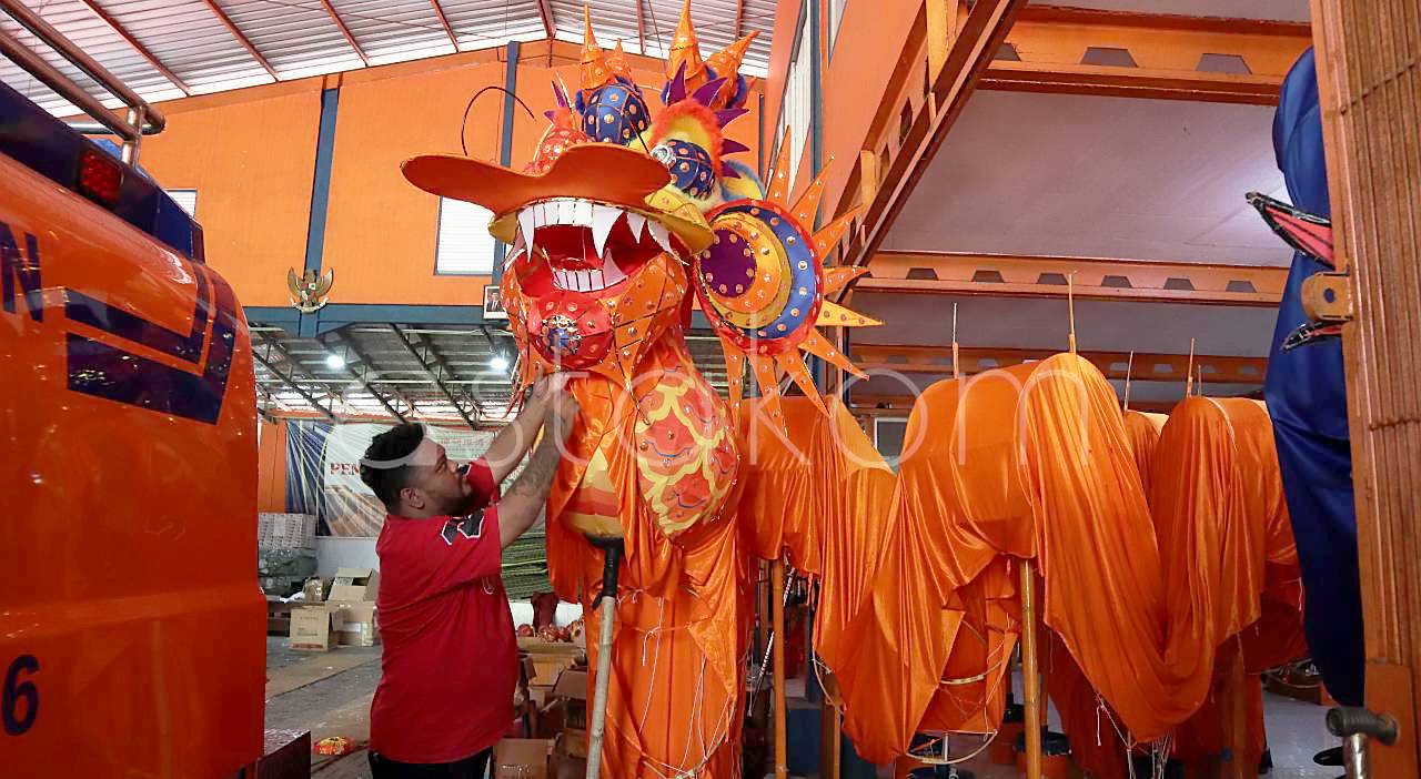 Pemasangan ratusan lampion Imlek di Jalan Suprapto Pontianak Kalimantan Barat