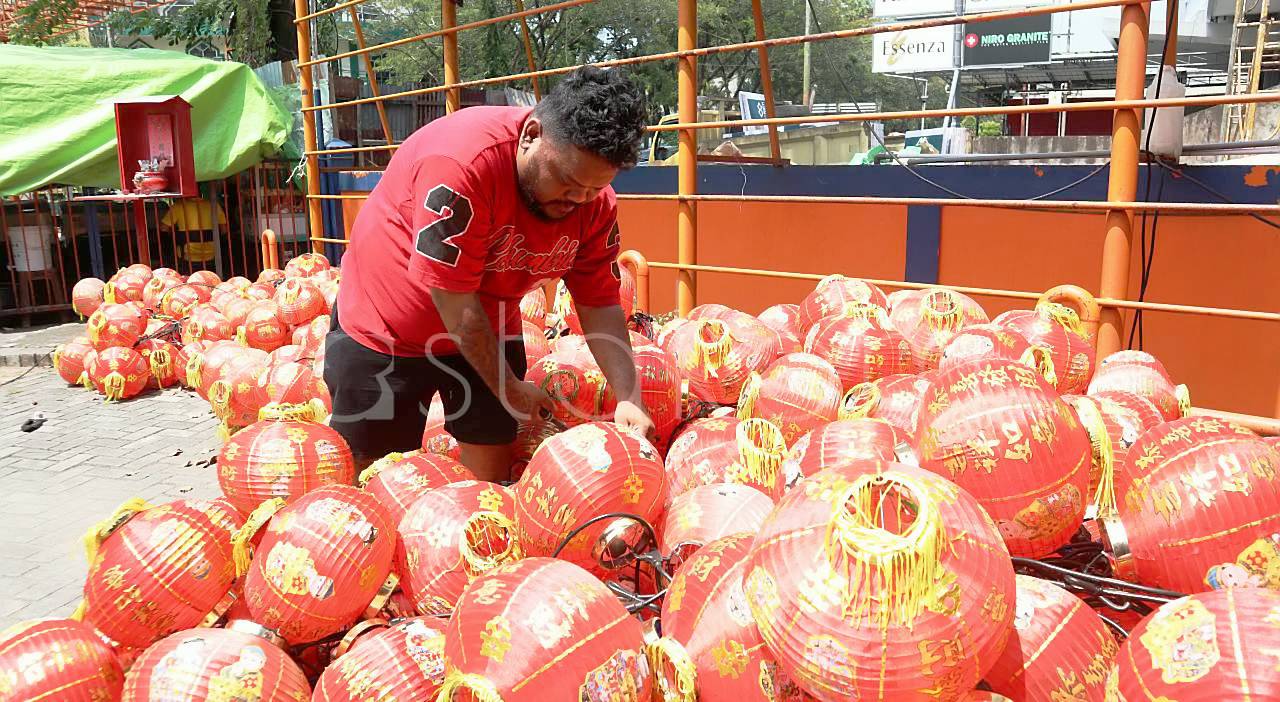 Pemasangan ratusan lampion Imlek di Jalan Suprapto Pontianak Kalimantan Barat