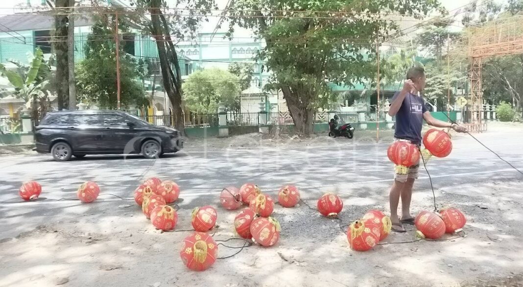 Pemasangan ratusan lampion Imlek di Jalan Suprapto Pontianak Kalimantan Barat