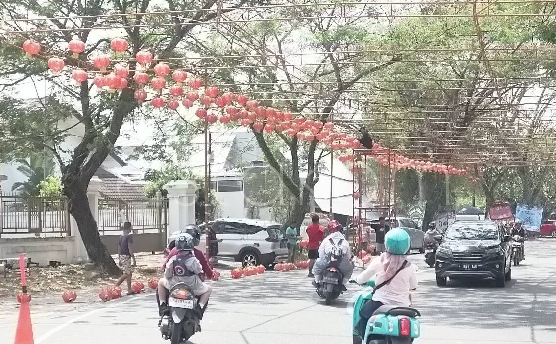 Pemasangan ratusan lampion Imlek di Jalan Suprapto Pontianak Kalimantan Barat