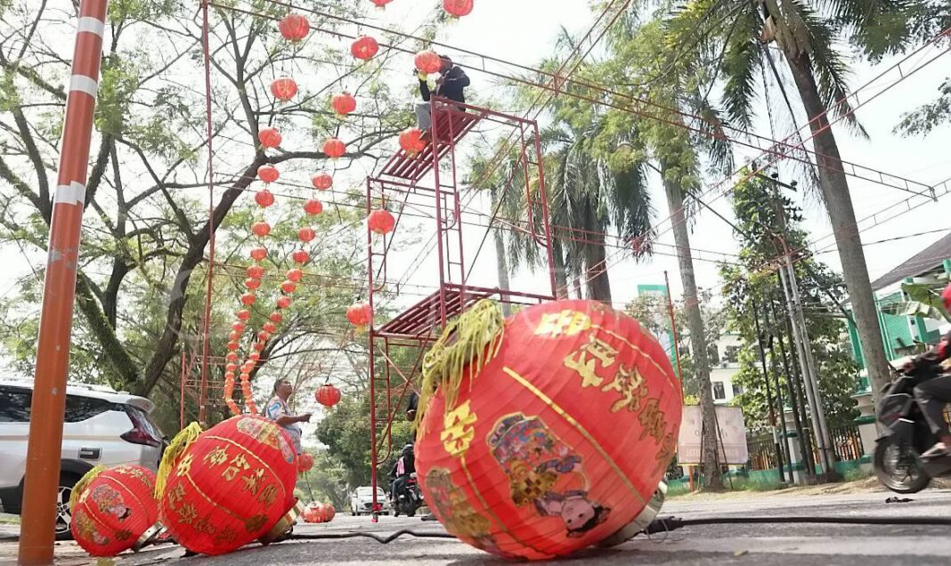 Pemasangan ratusan lampion Imlek di Jalan Suprapto Pontianak Kalimantan Barat