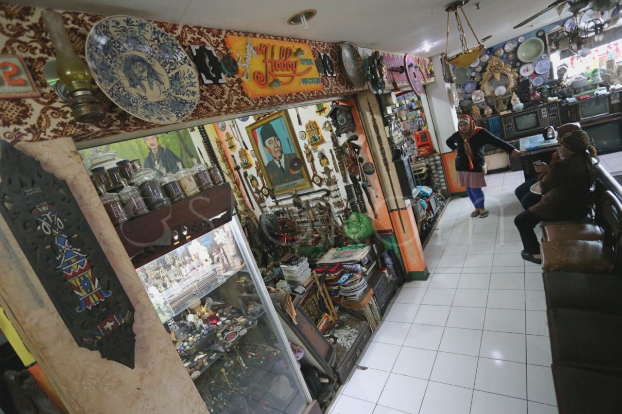 Suasana lapak pedagang di Pasar Antik Cikapundung Jalan ABC Bandung.