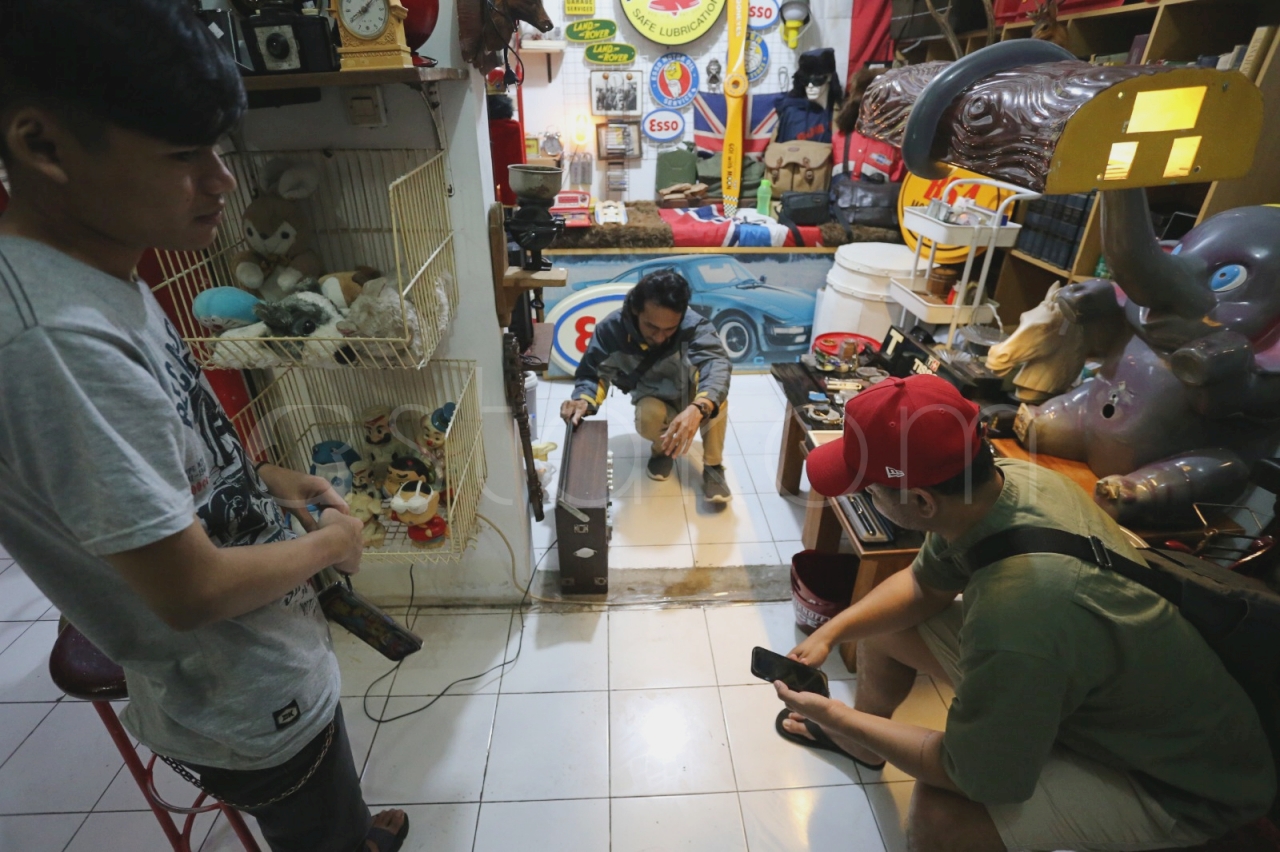 Suasana lapak pedagang di Pasar Antik Cikapundung Jalan ABC Bandung.