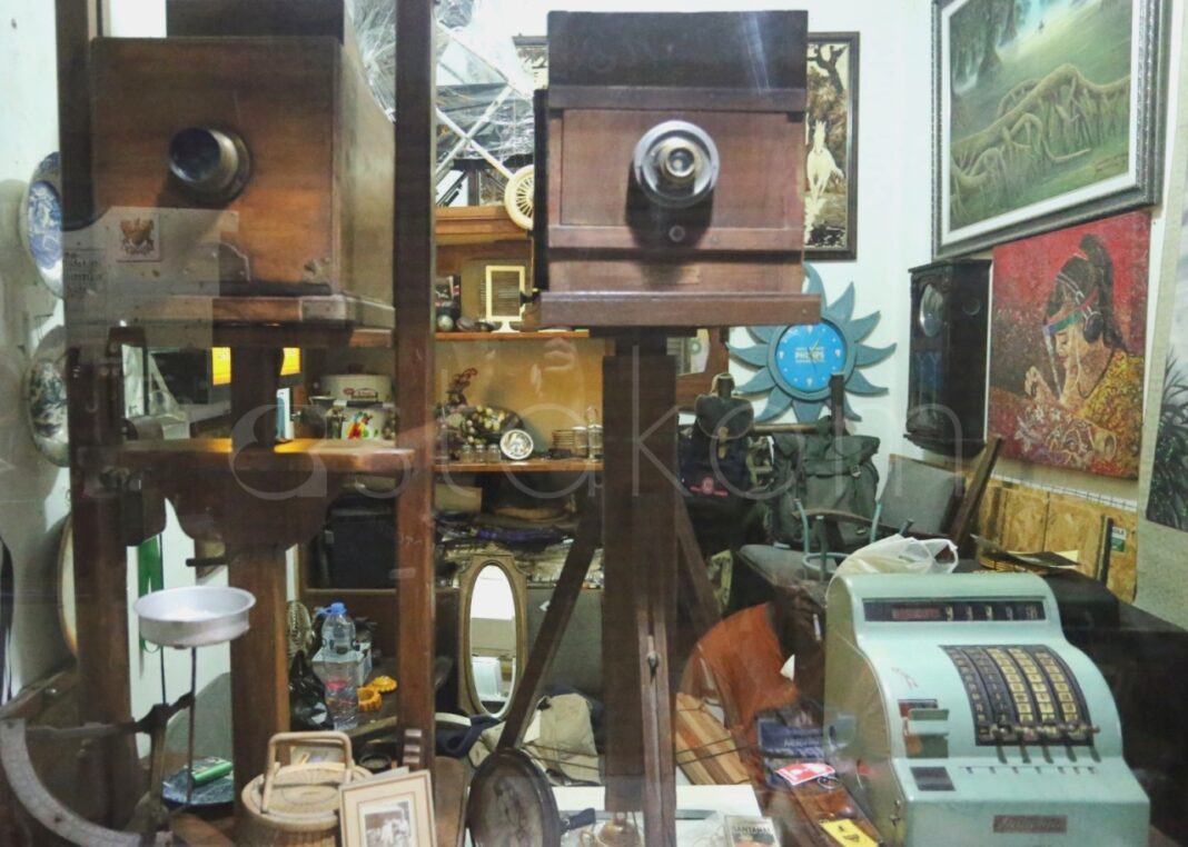 Suasana lapak pedagang di Pasar Antik Cikapundung Jalan ABC Bandung.