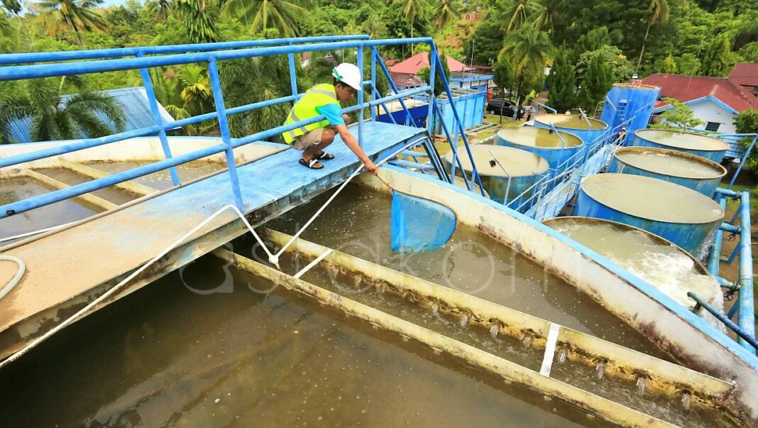Pekerja membersihkan tangki IPA II Sungai Latung Padang