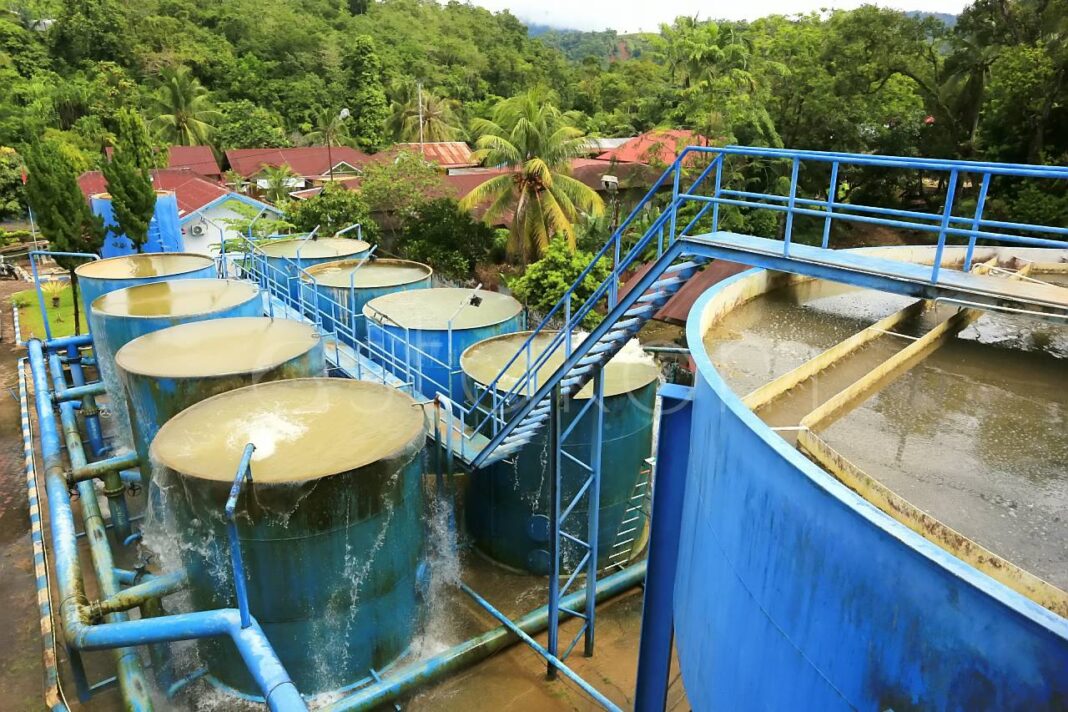 Pekerja membersihkan tangki IPA II Sungai Latung Padang