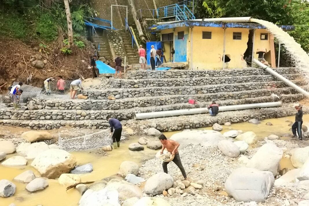 Pekerja membersihkan tangki IPA II Sungai Latung Padang