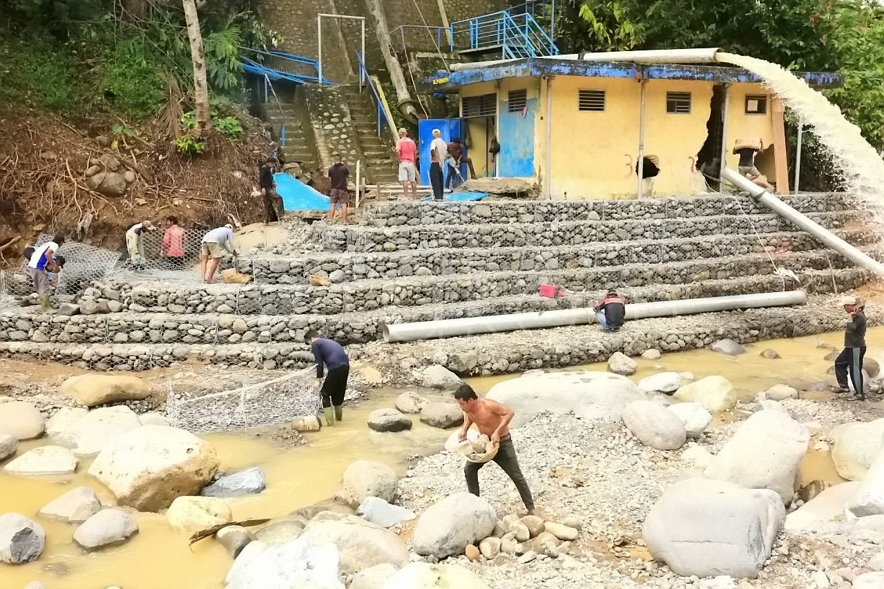 Pekerja membersihkan tangki IPA II Sungai Latung Padang