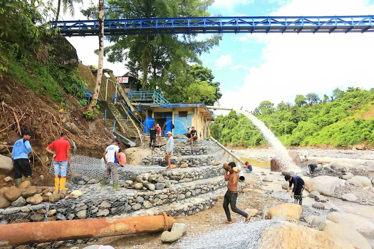 Pekerja membersihkan tangki IPA II Sungai Latung Padang