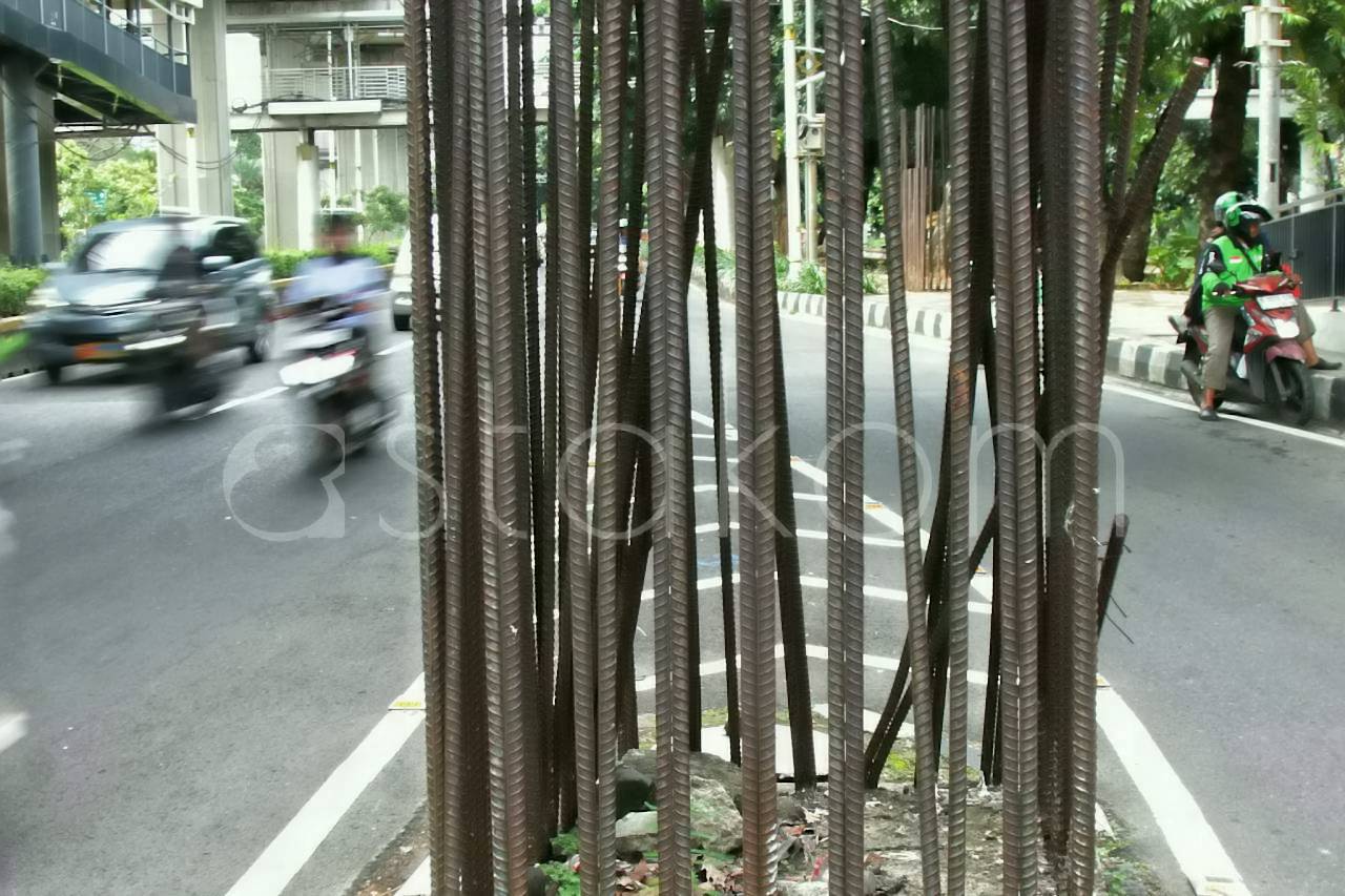 Pengendara melintas di jajaran tiang monorel yang mangkrak di Jalan HR Rasuna Said Kuningan Jakarta