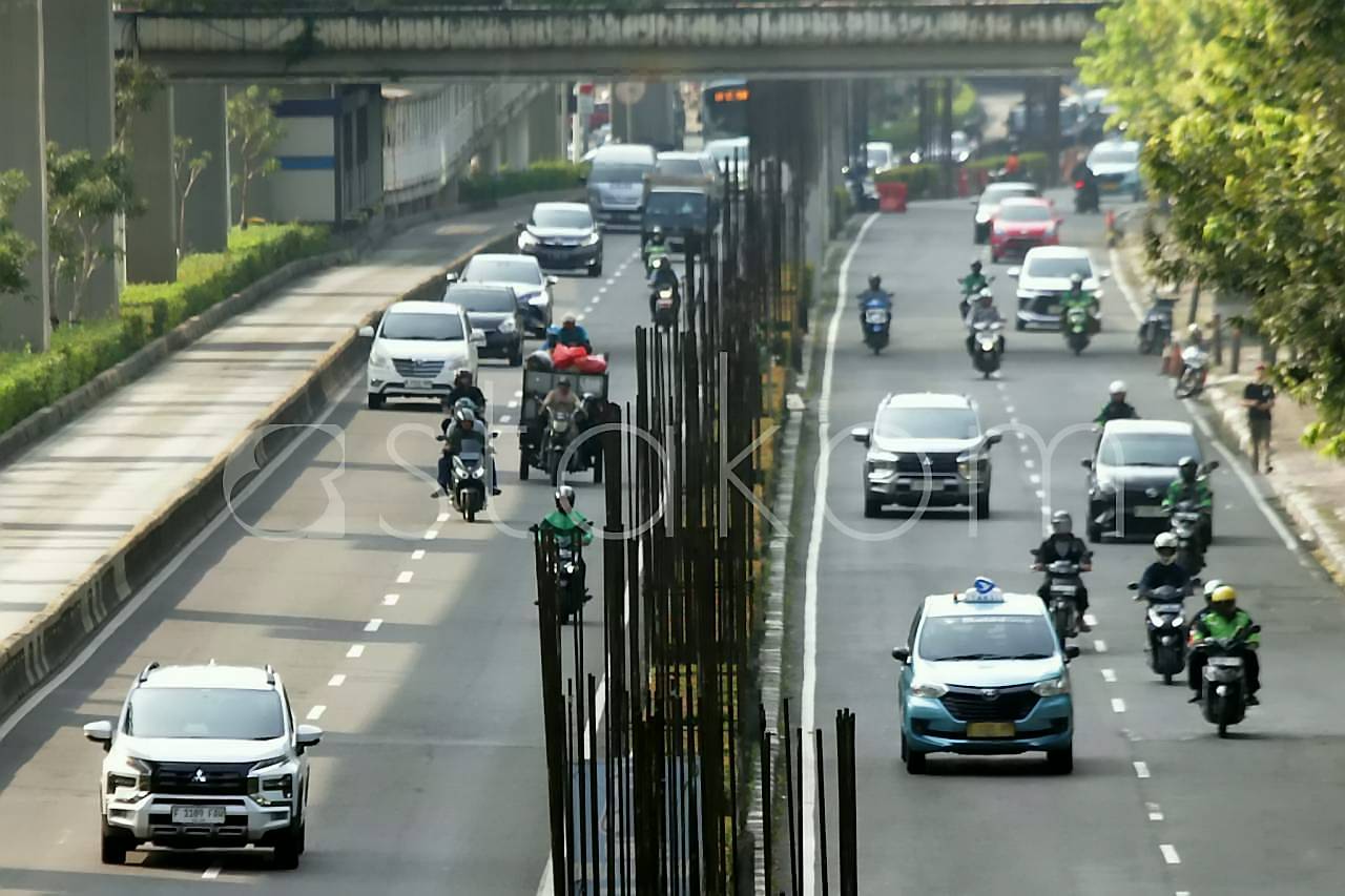 Pengendara melintas di jajaran tiang monorel yang mangkrak di Jalan HR Rasuna Said Kuningan Jakarta