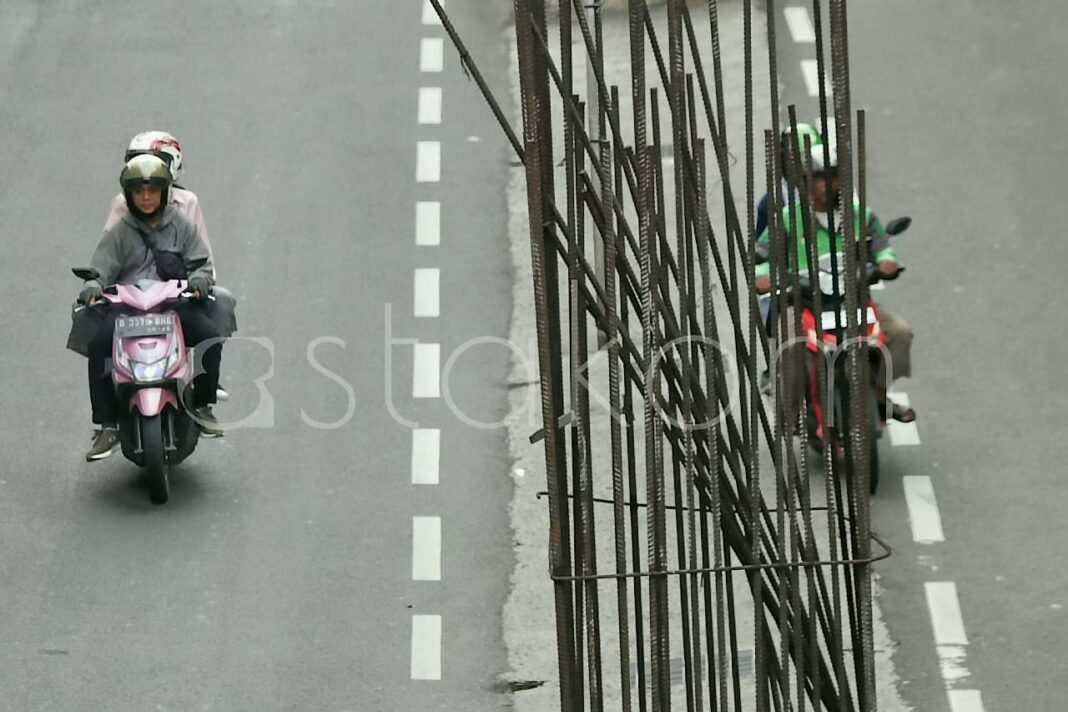 Pengendara melintas di jajaran tiang monorel yang mangkrak di Jalan HR Rasuna Said Kuningan Jakarta