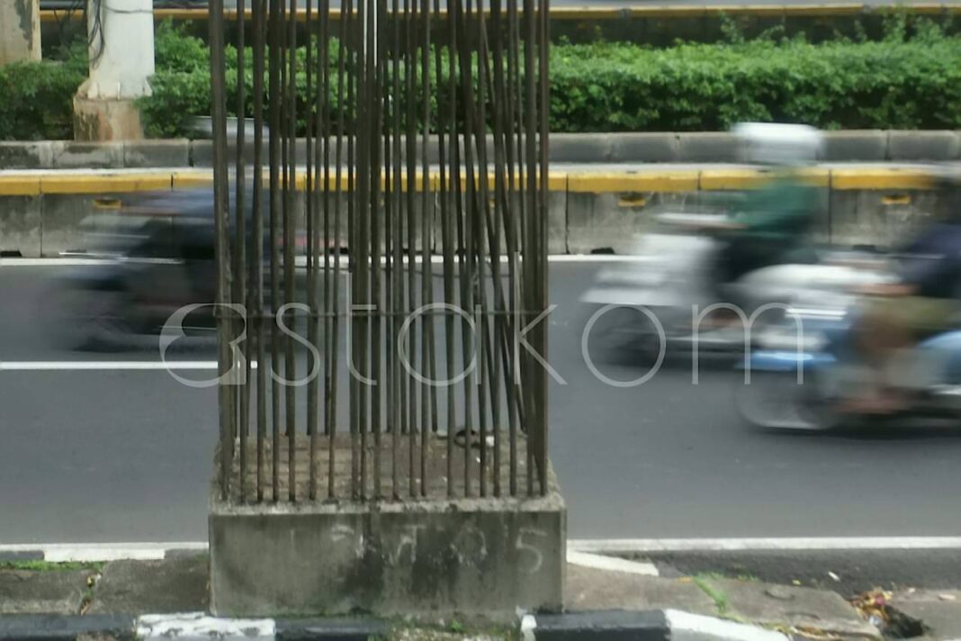 Pengendara melintas di jajaran tiang monorel yang mangkrak di Jalan HR Rasuna Said Kuningan Jakarta