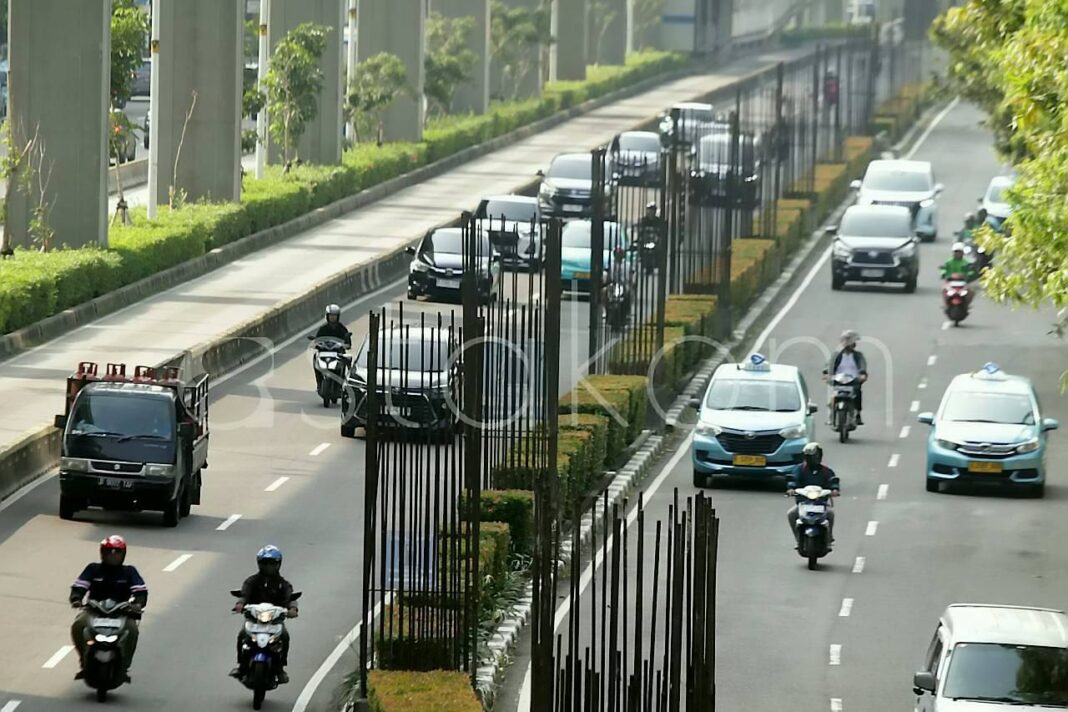 Pengendara melintas di jajaran tiang monorel yang mangkrak di Jalan HR Rasuna Said Kuningan Jakarta