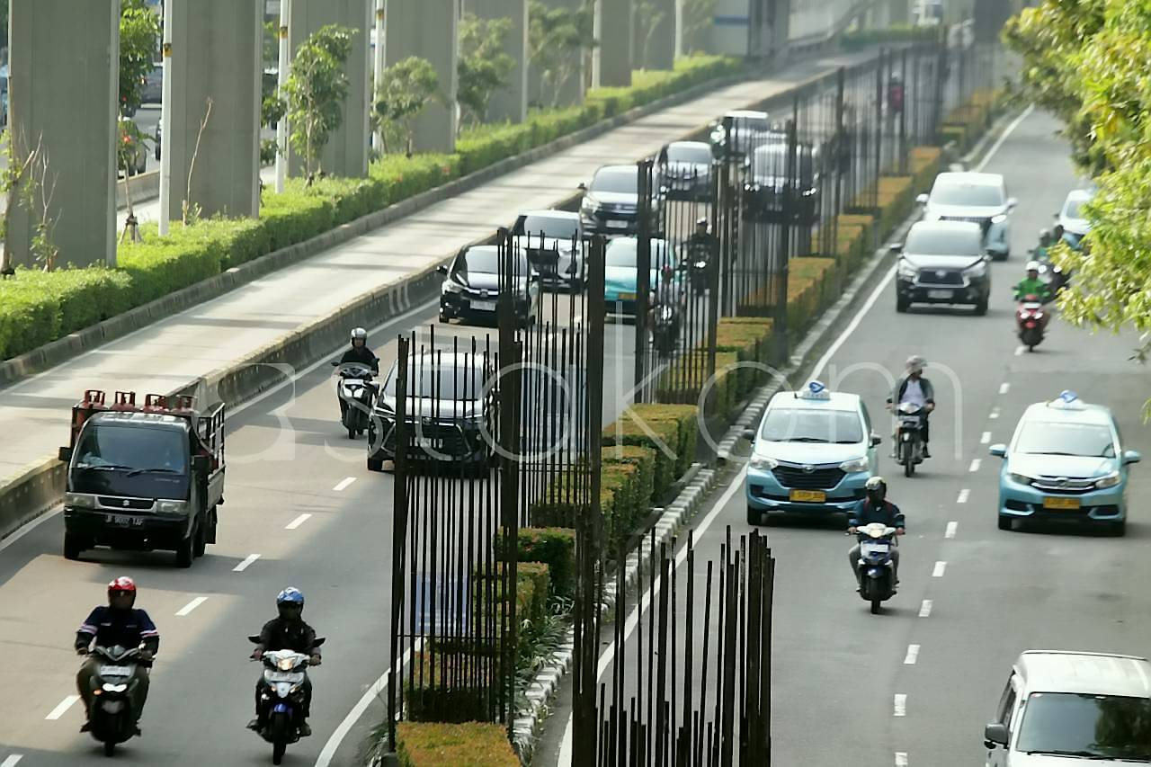 Pengendara melintas di jajaran tiang monorel yang mangkrak di Jalan HR Rasuna Said Kuningan Jakarta