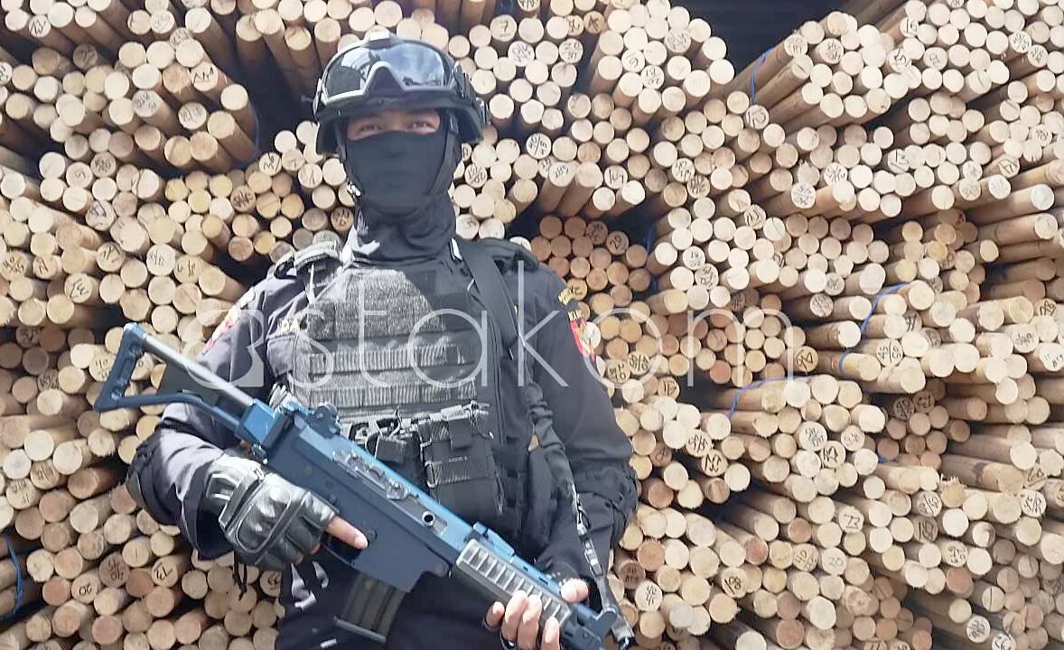 Konferensi pers penggagalan penyelundupan rotan ilegal di Pelabuhan Dwikora.