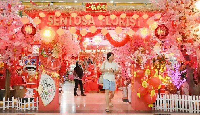 Suasana penjualan pernak-pernik Imlek di Pasar Atom Surabaya