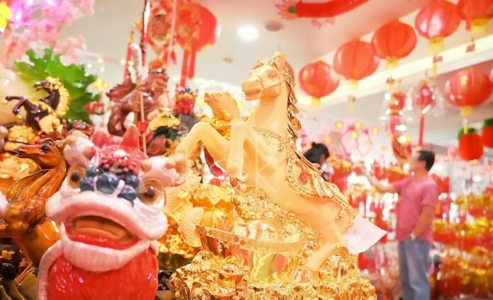 Pernak-pernik Imlek Mulai Banyak Dijual di Surabaya