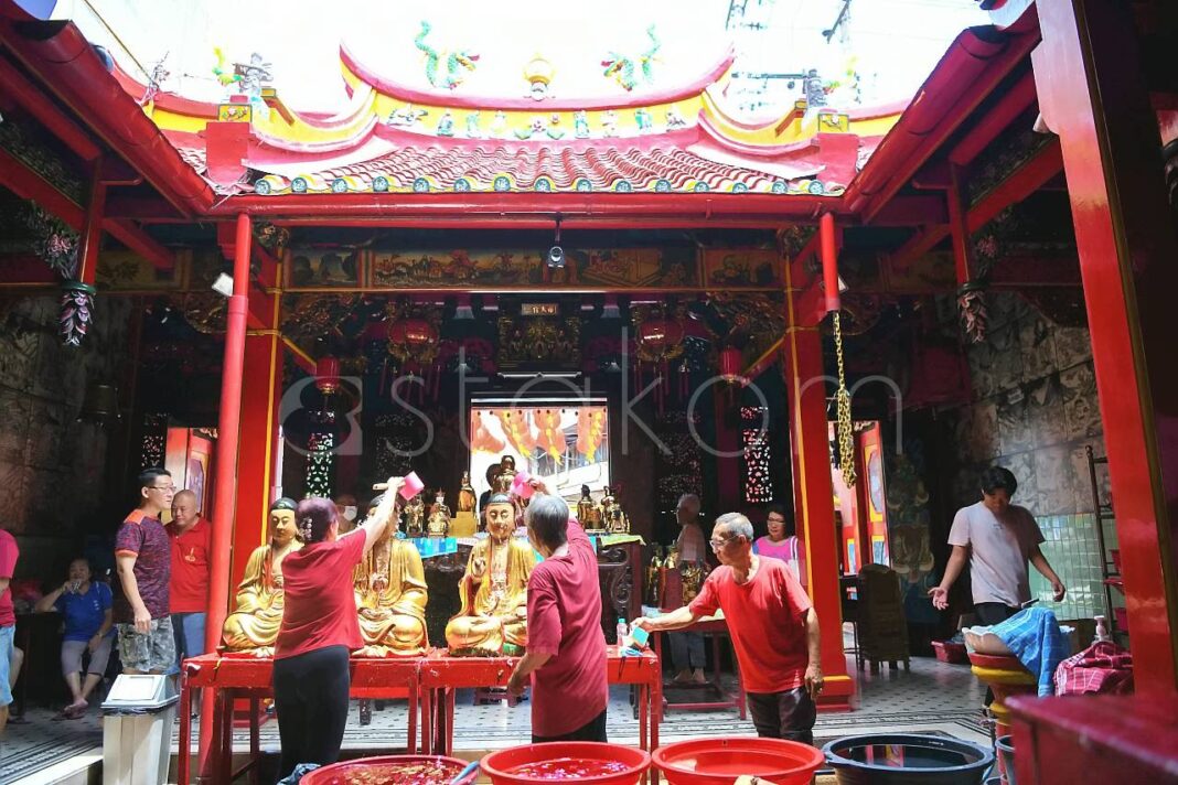 Umat Tridarma membersihkan Klenteng Tien Kok Sie Solo