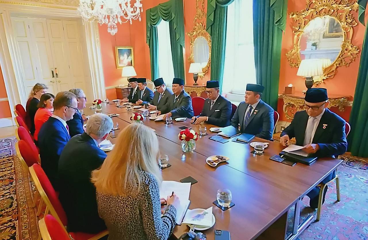 Presiden Prabowo Subianto bersalaman dengan PM Keir Starmer di Downing Street 10.