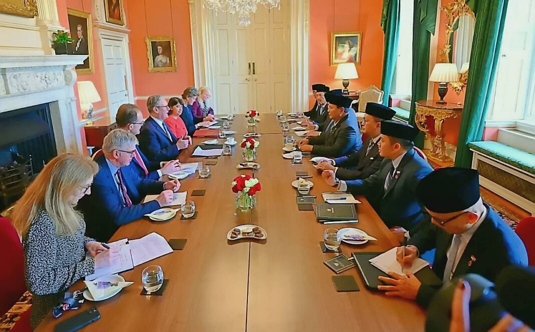 Presiden Prabowo Subianto bersalaman dengan PM Keir Starmer di Downing Street 10.