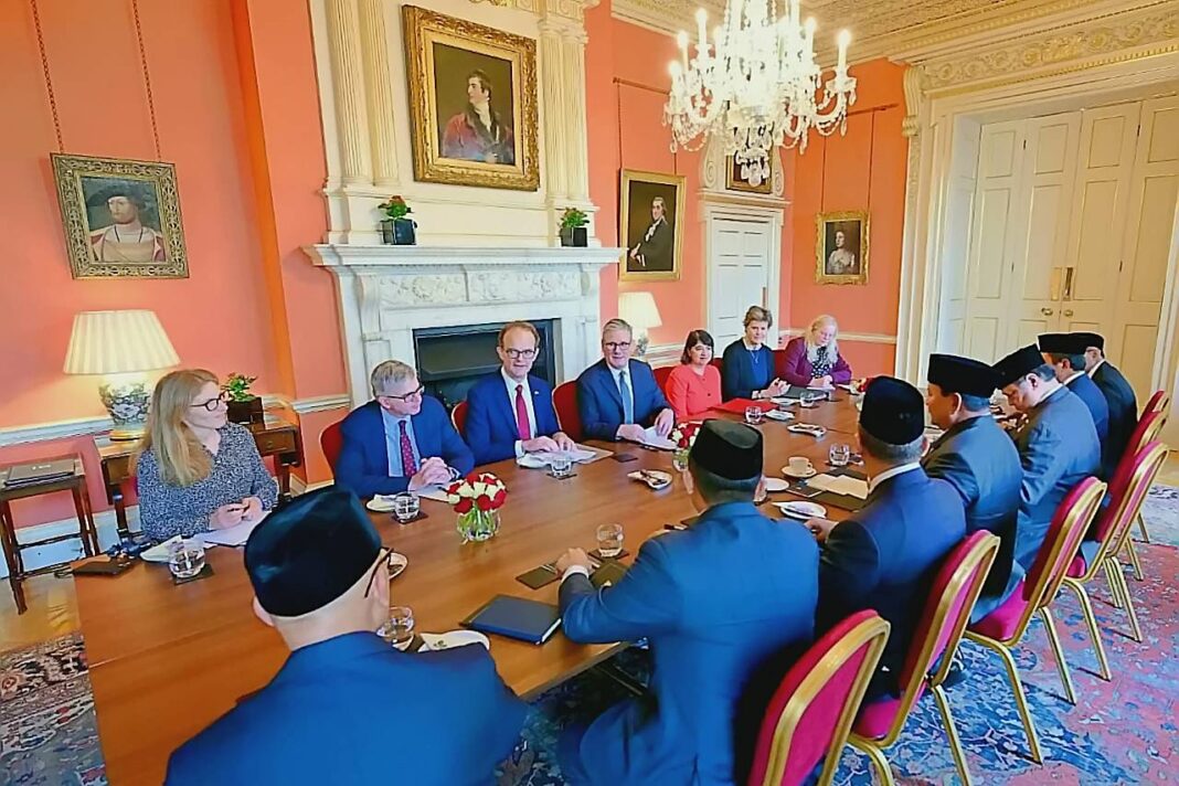 Presiden Prabowo Subianto bersalaman dengan PM Keir Starmer di Downing Street 10.