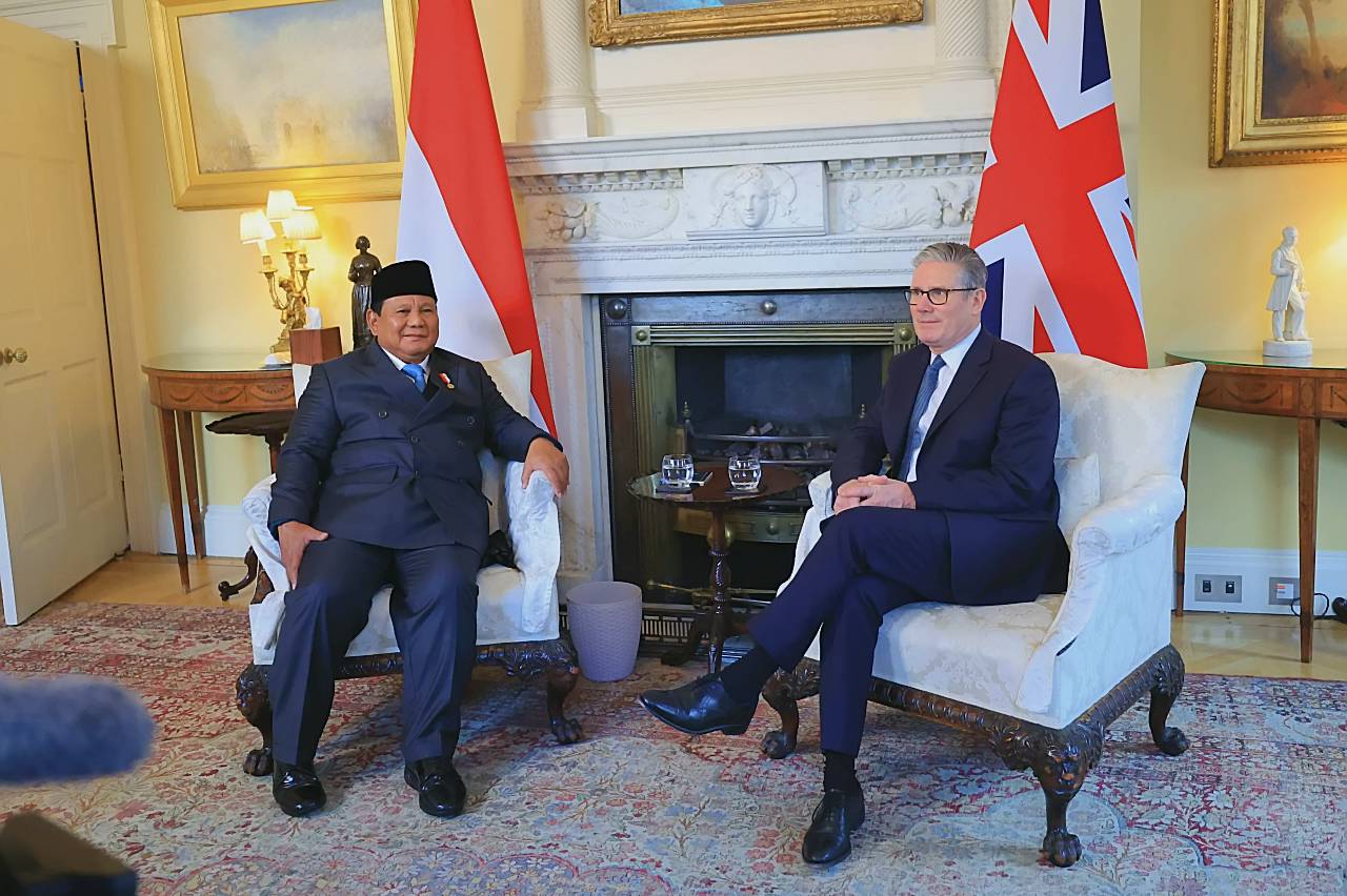 Presiden Prabowo Subianto bersalaman dengan PM Keir Starmer di Downing Street 10.