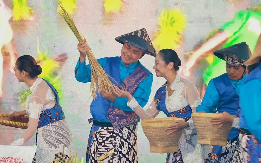 Presiden Prabowo menghadiri panen raya dan pengumuman swasembada pangan di Karawang Jawa Barat