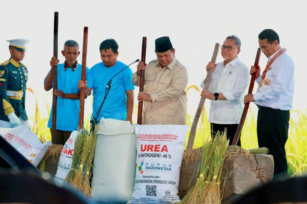 Presiden Prabowo menghadiri panen raya dan pengumuman swasembada pangan di Karawang Jawa Barat