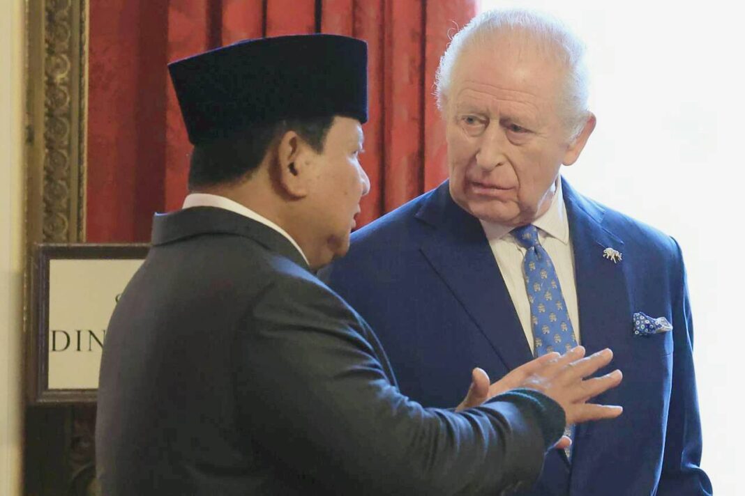 Presiden Prabowo Subianto berbincang dengan Raja Charles III di Lancaster House.