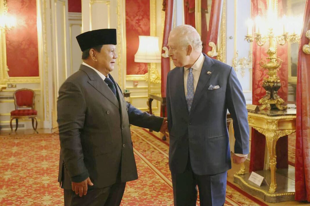 Presiden Prabowo Subianto berbincang dengan Raja Charles III di Lancaster House.