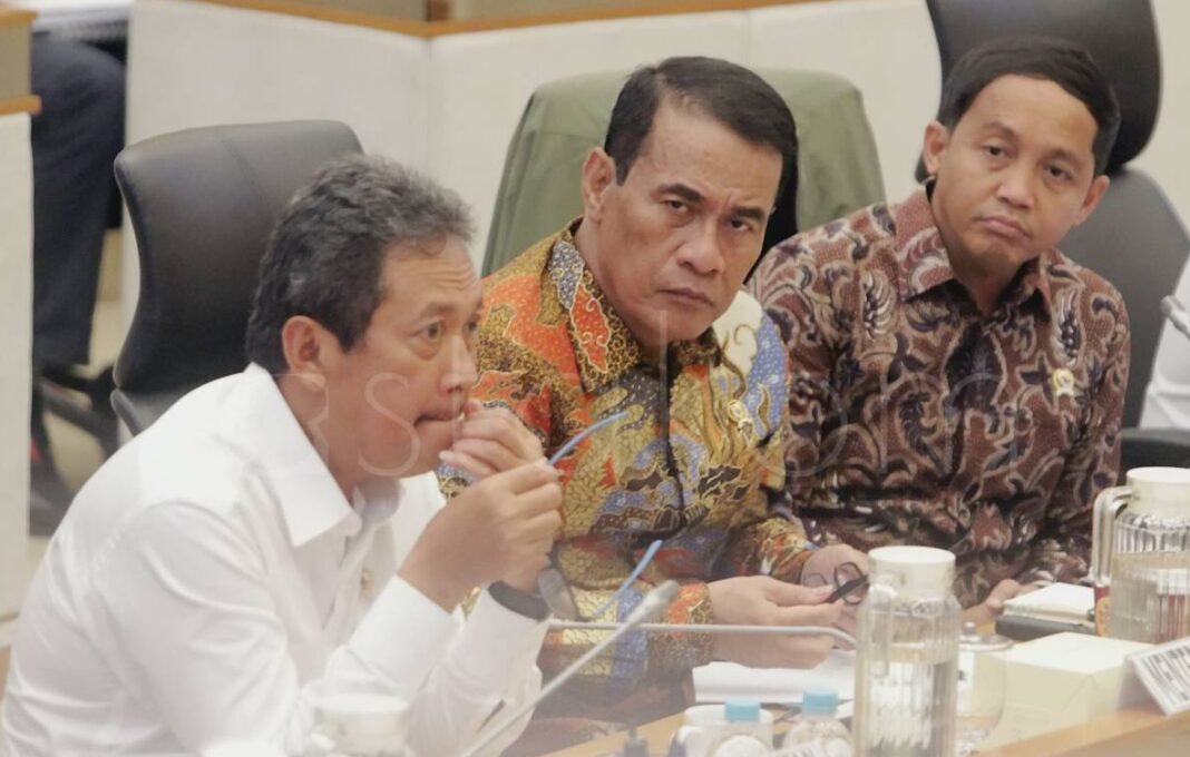 Menteri Pertanian Menteri Kehutanan dan Menteri KKP Rapat Kerja di DPR.