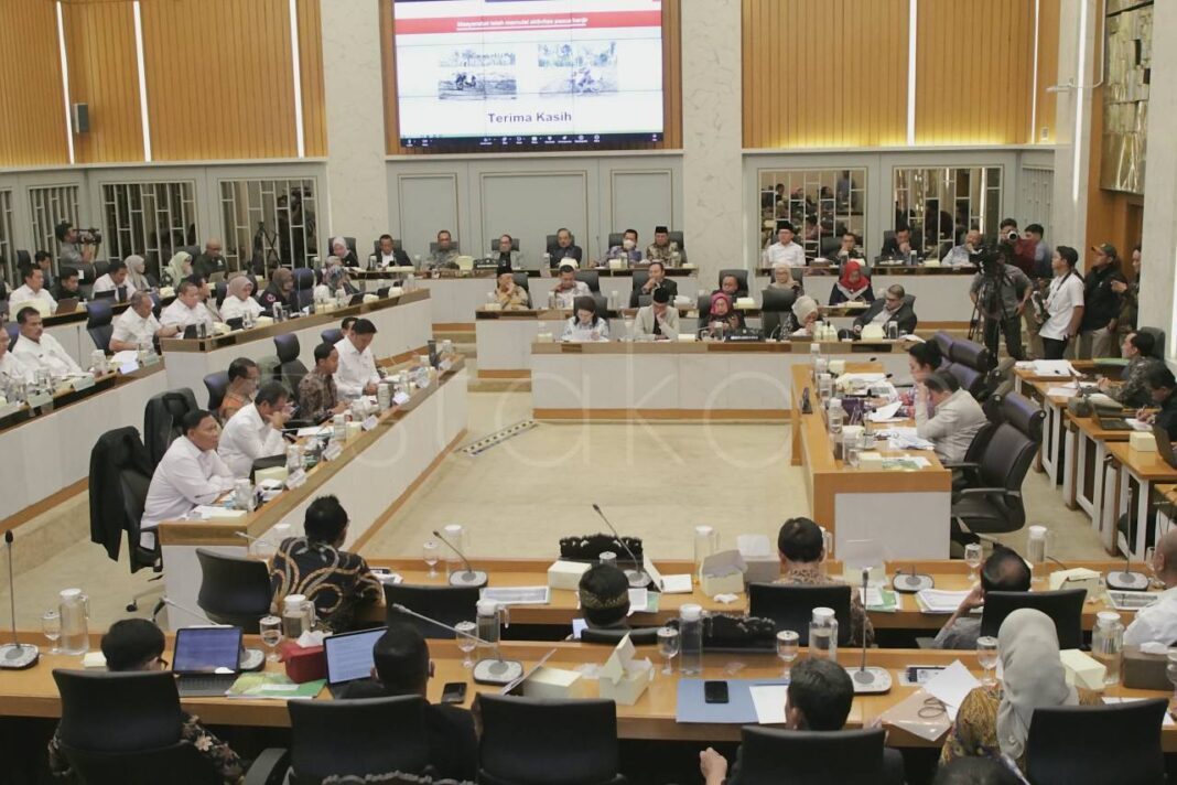 Menteri Pertanian Menteri Kehutanan dan Menteri KKP Rapat Kerja di DPR.